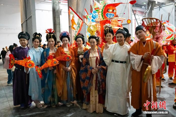 浙江杭州:非遗碰撞科技 流光溢彩体验元宵