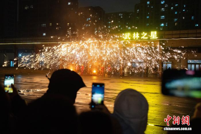 浙江杭州:非遗碰撞科技 流光溢彩体验元宵