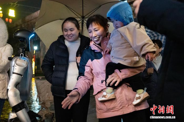 浙江杭州:非遗碰撞科技 流光溢彩体验元宵