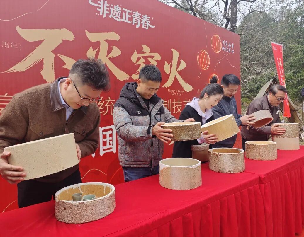 龙泉十二“宝”钗共烧一龙窑