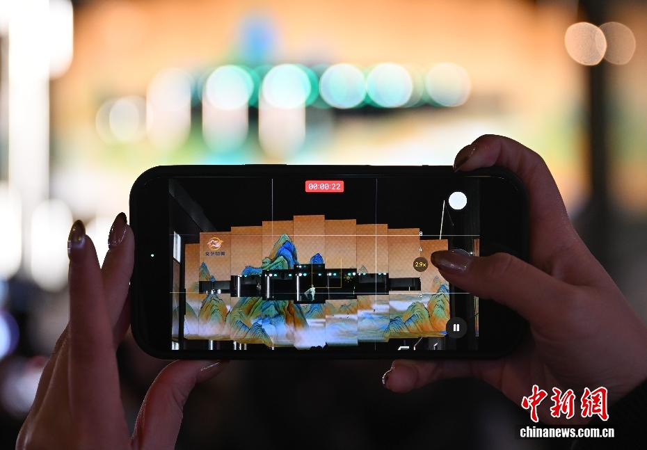 《只此青绿》亮相杭州西湖之畔盲盒音乐会 宋韵演绎吸引游人