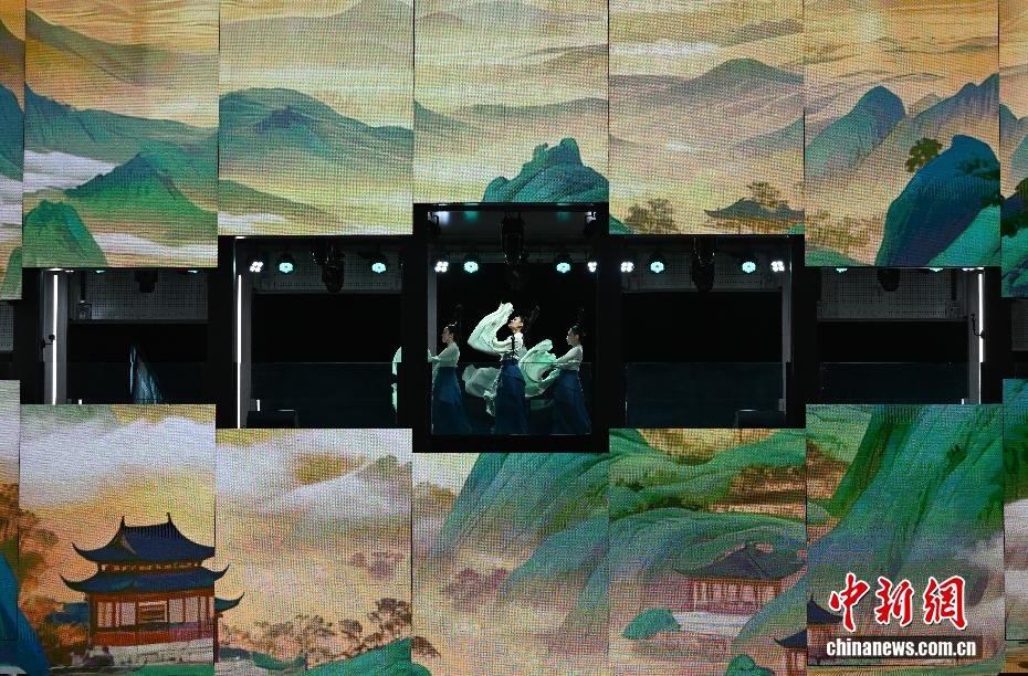 《只此青绿》亮相杭州西湖之畔盲盒音乐会 宋韵演绎吸引游人