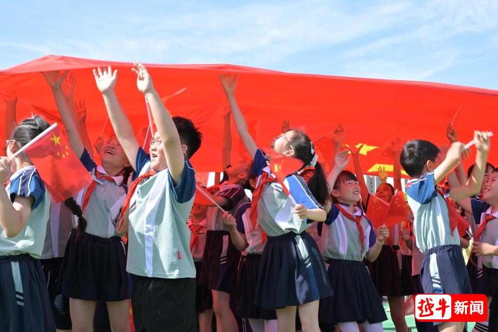 红旗漫卷，少年奋发！绍兴市“国旗在我心中”主题活动在鲁迅小学启动