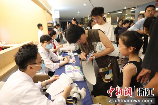 “清晰视界·由‘械’守护”青少年近视防控科普宣传活动现场。浙江省医疗器械检验研究院供图