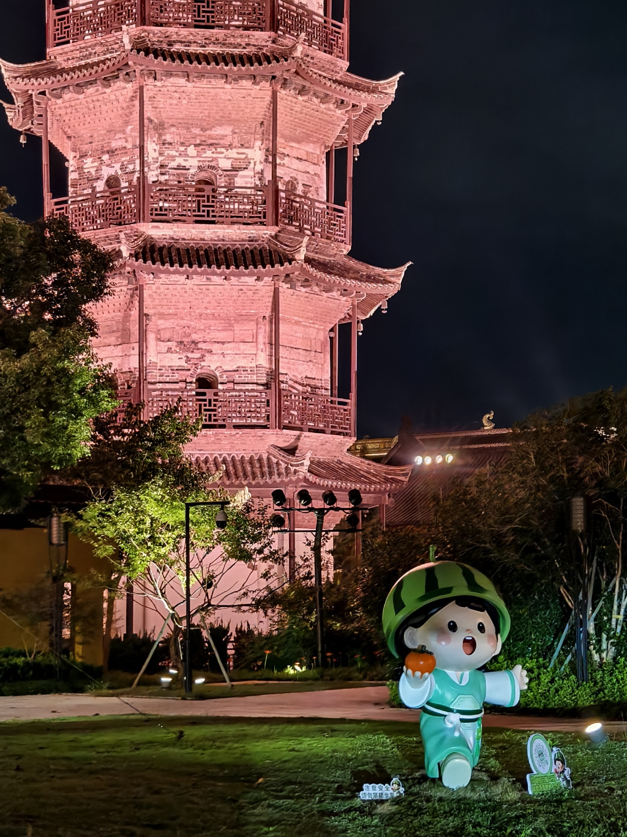 机器人“鹿小明”抢镜!金平湖产业推介“科技感”拉满,西瓜灯盛会同步绽放 机器人“鹿小明”抢镜!金平湖产业推介“科技感”拉满,西瓜灯盛会同步绽放