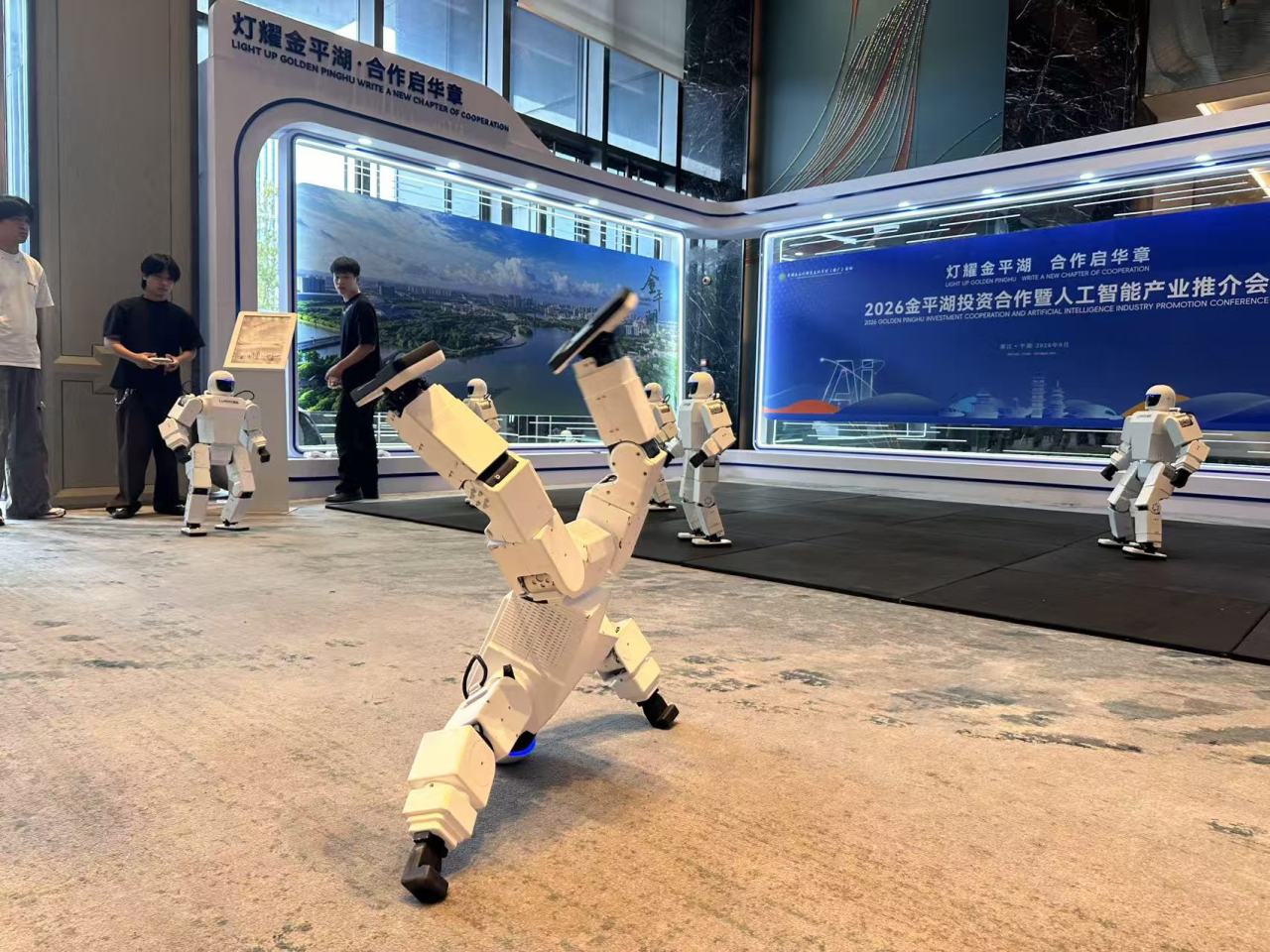 机器人“鹿小明”抢镜!金平湖产业推介“科技感”拉满,西瓜灯盛会同步绽放 机器人“鹿小明”抢镜!金平湖产业推介“科技感”拉满,西瓜灯盛会同步绽放