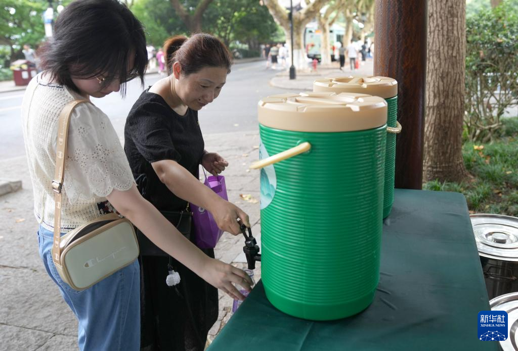 杭州西湖：免费凉茶助消暑