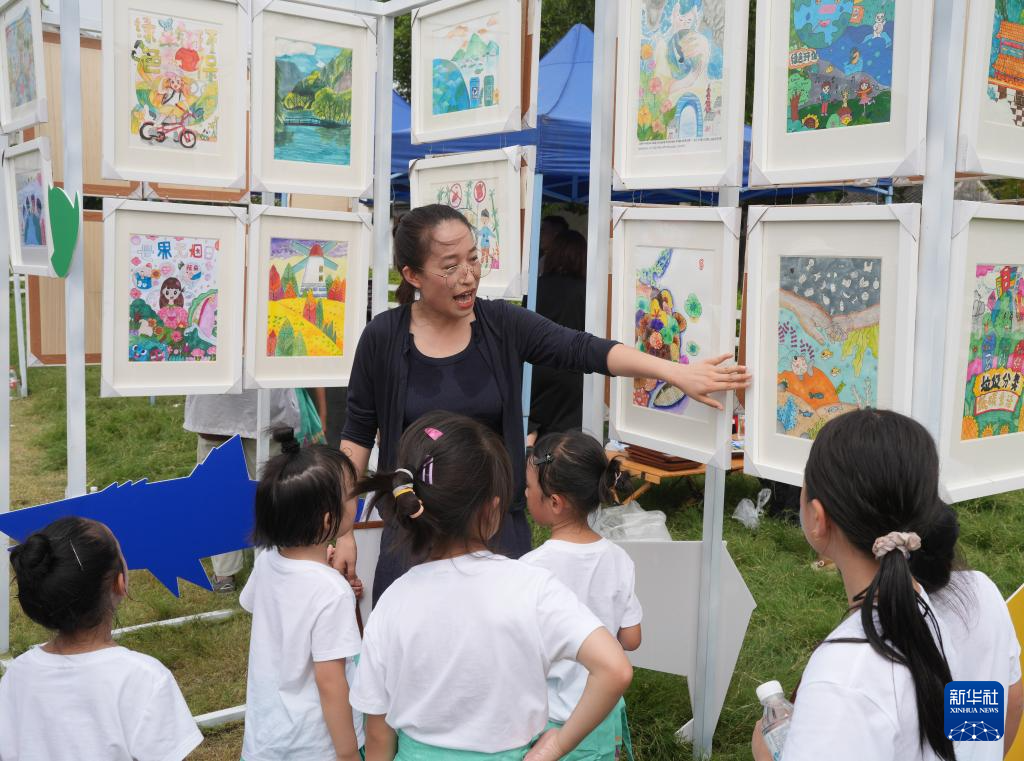 “走近原生态”儿童画巡展活动走进浙江湖州