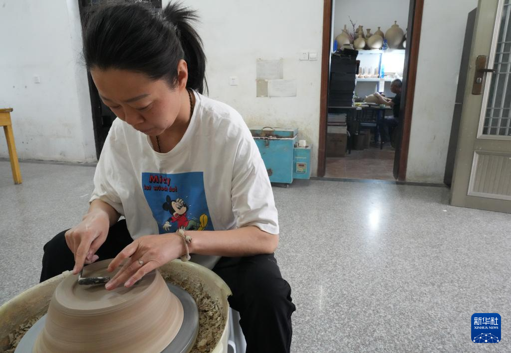 越窑瓷人施尚剑：刀尖刻划的千年风雅