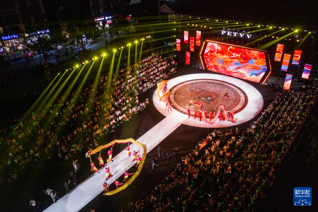 浙江寿昌：古镇音乐时装秀点亮“夜经济”
