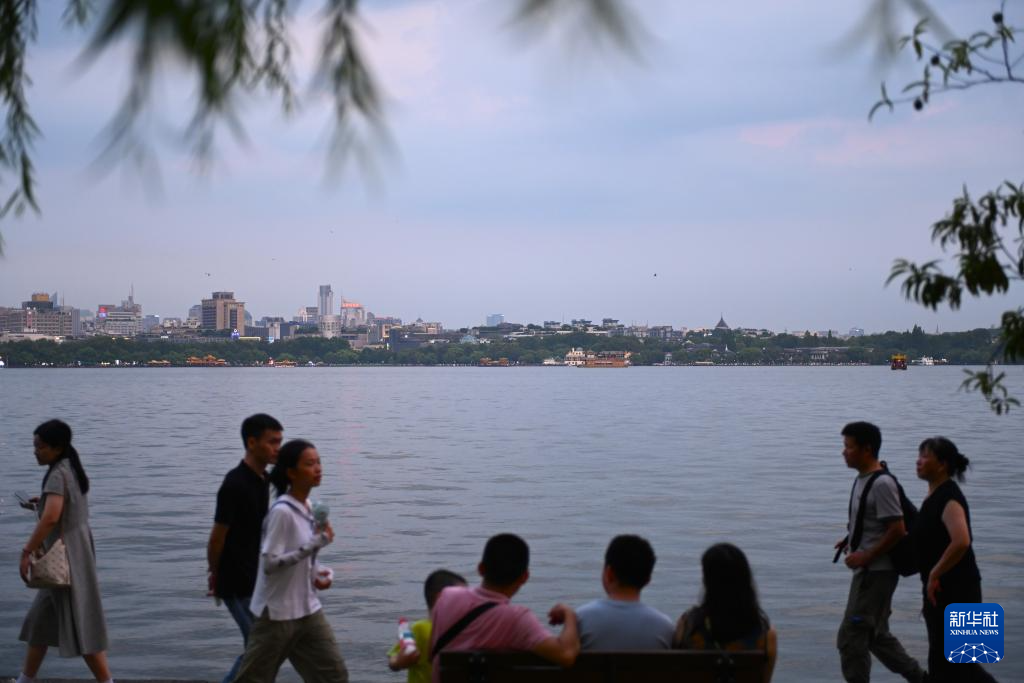 活力中国调研行｜杭州西湖游人多