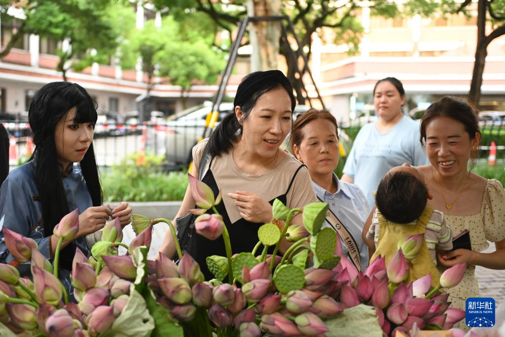 活力中国调研行｜杭州西湖游人多