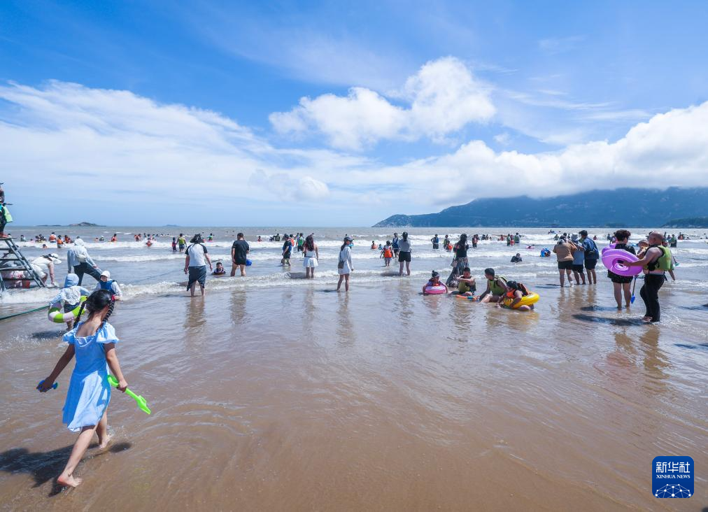 浙江舟山：东海之滨迎来暑期“游客潮”