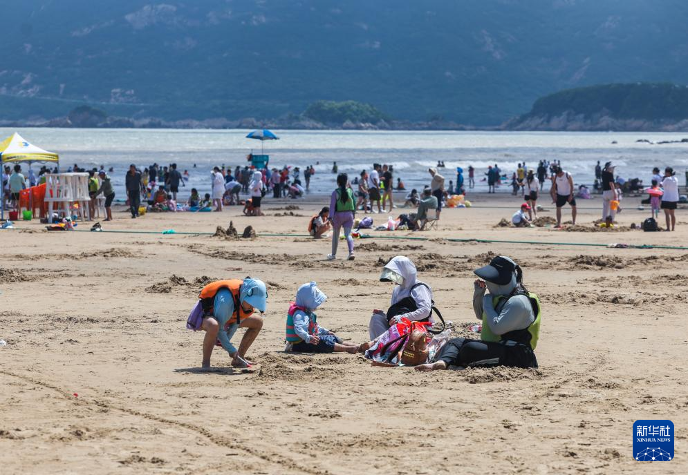 浙江舟山：东海之滨迎来暑期“游客潮”