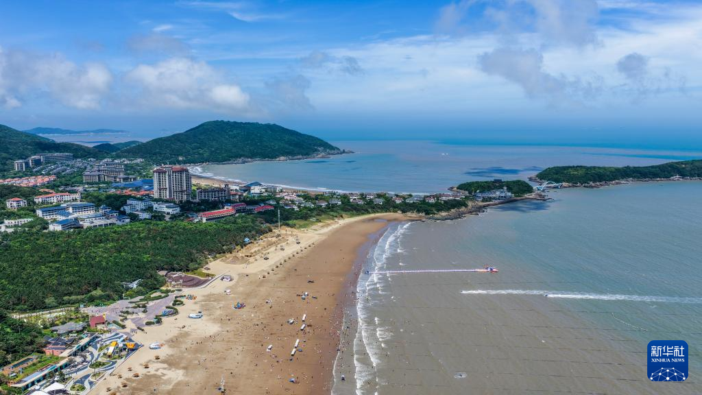 浙江舟山：东海之滨迎来暑期“游客潮”