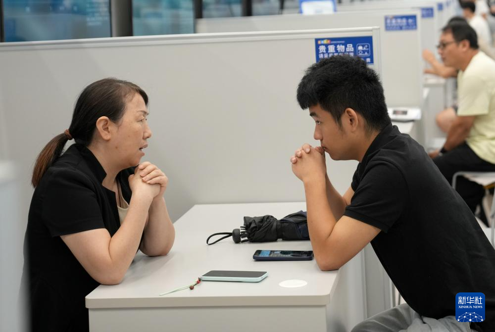 杭州：招聘会 助就业