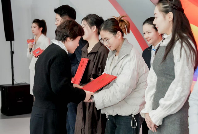 杭州举办“热血青年说”科普展演暨杭小献文创发布 创新讲好献血公益故事 杭州举办“热血青年说”科普展演暨杭小献文创发布 创新讲好献血公益故事