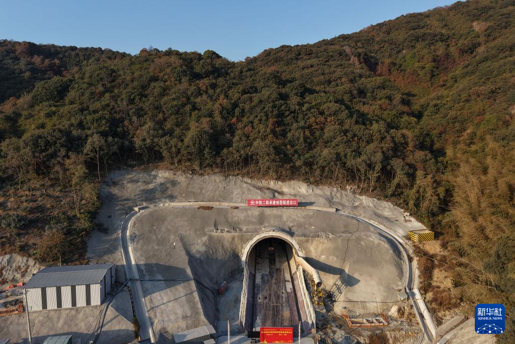 浙江：通甬高铁宁波段首座隧道顺利贯通