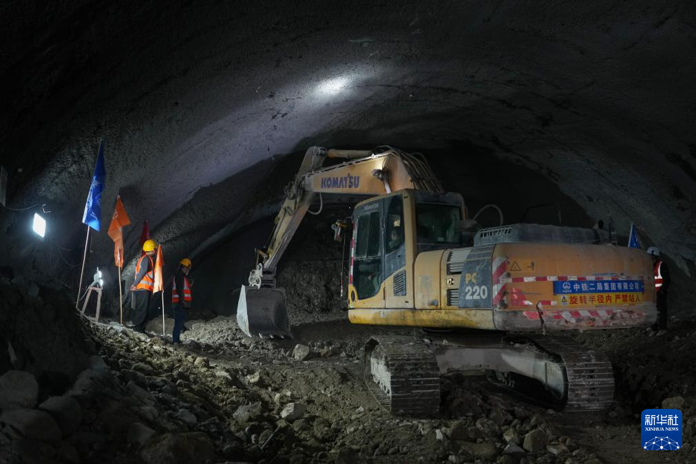 浙江：通甬高铁宁波段首座隧道顺利贯通