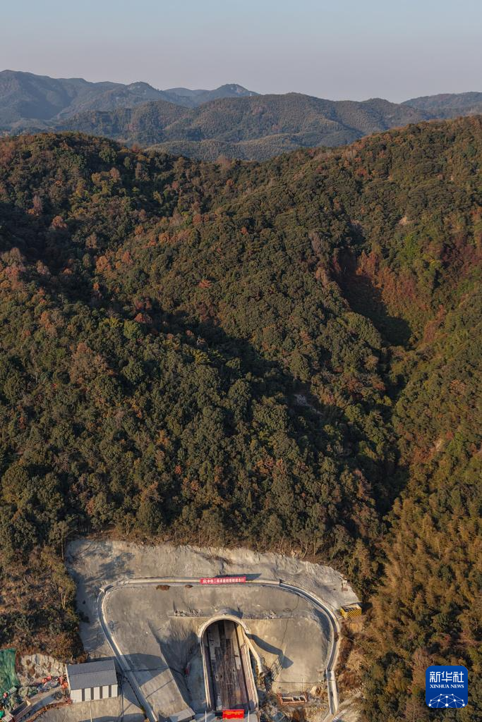 浙江：通甬高铁宁波段首座隧道顺利贯通