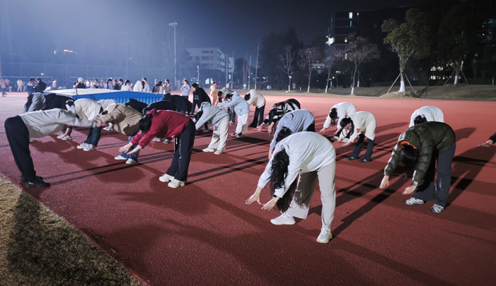 为千名学子点亮健康之夜!温理工倾力打造晚间体能课堂