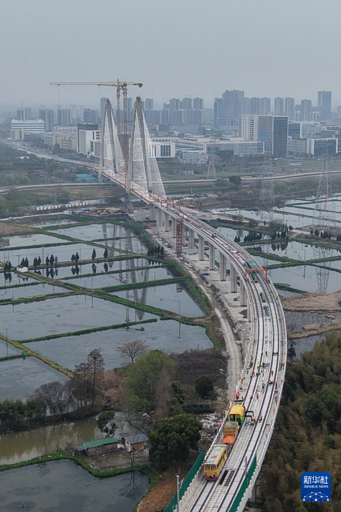 浙江:智能装备“上岗”市域铁路施工