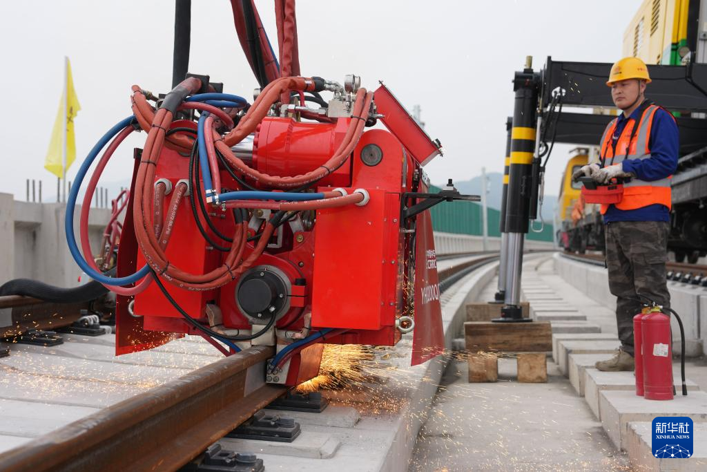 浙江:智能装备“上岗”市域铁路施工