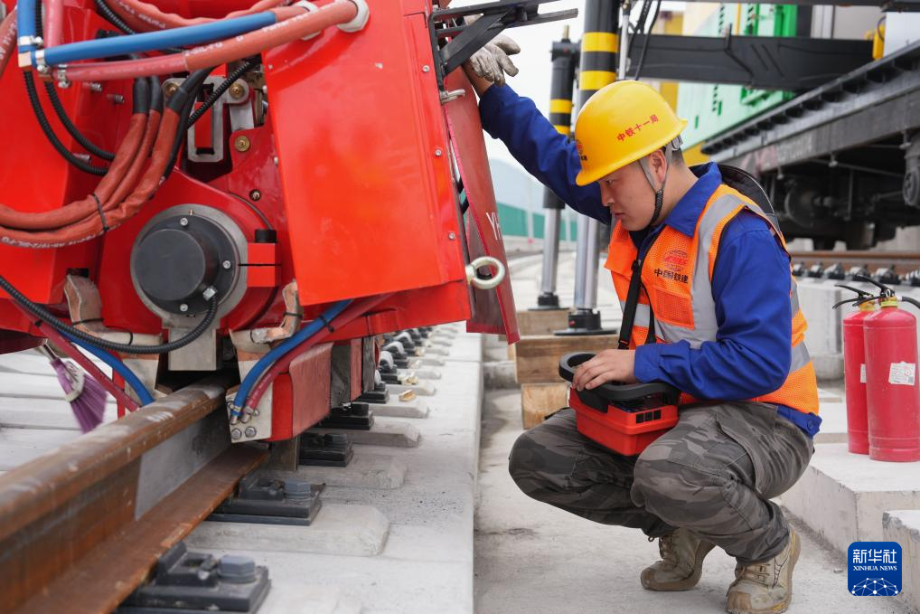 浙江:智能装备“上岗”市域铁路施工