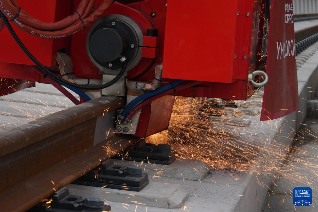 浙江:智能装备“上岗”市域铁路施工