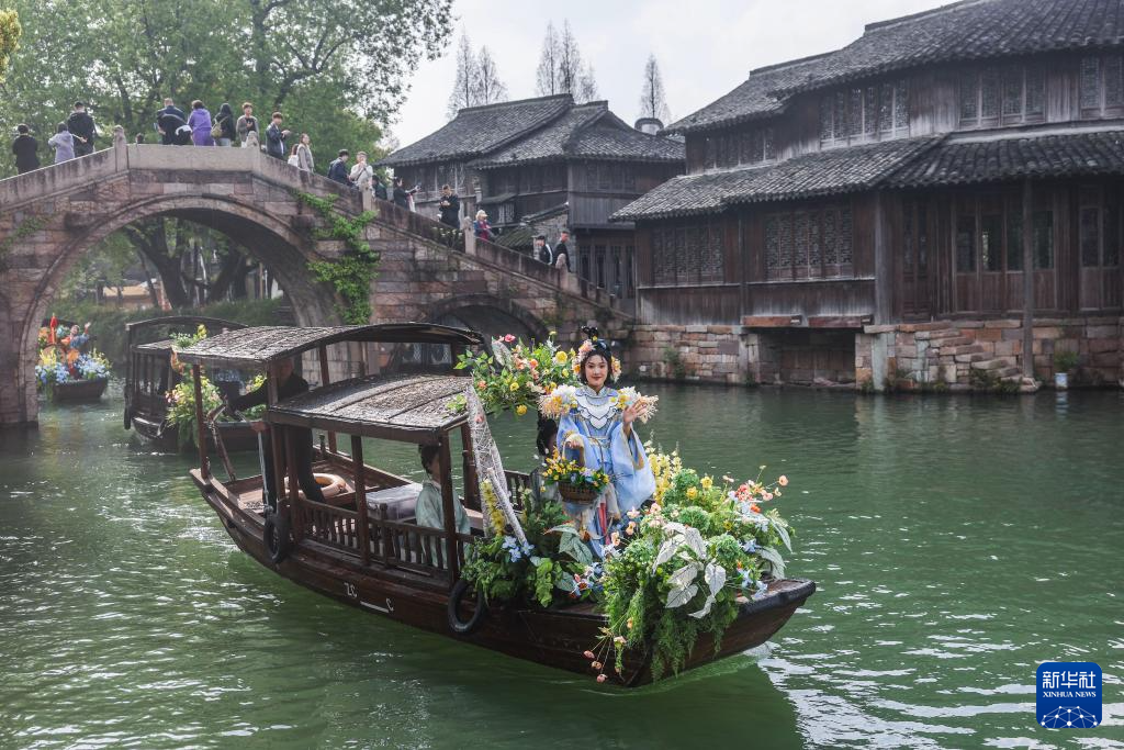 江南古镇开启春日蚕花盛会