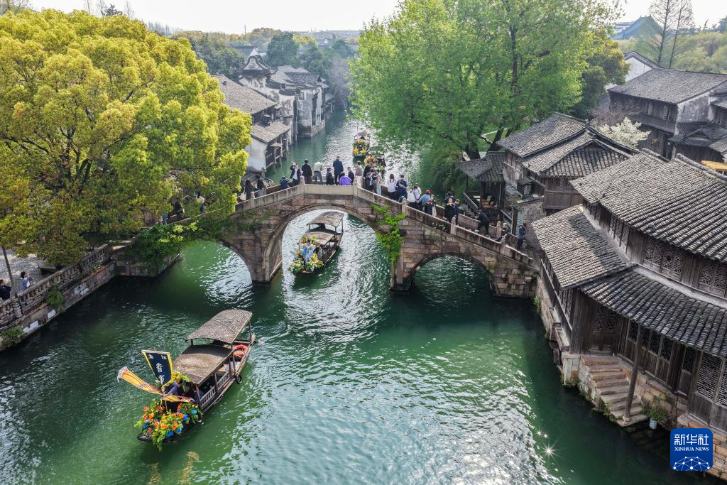 江南古镇开启春日蚕花盛会