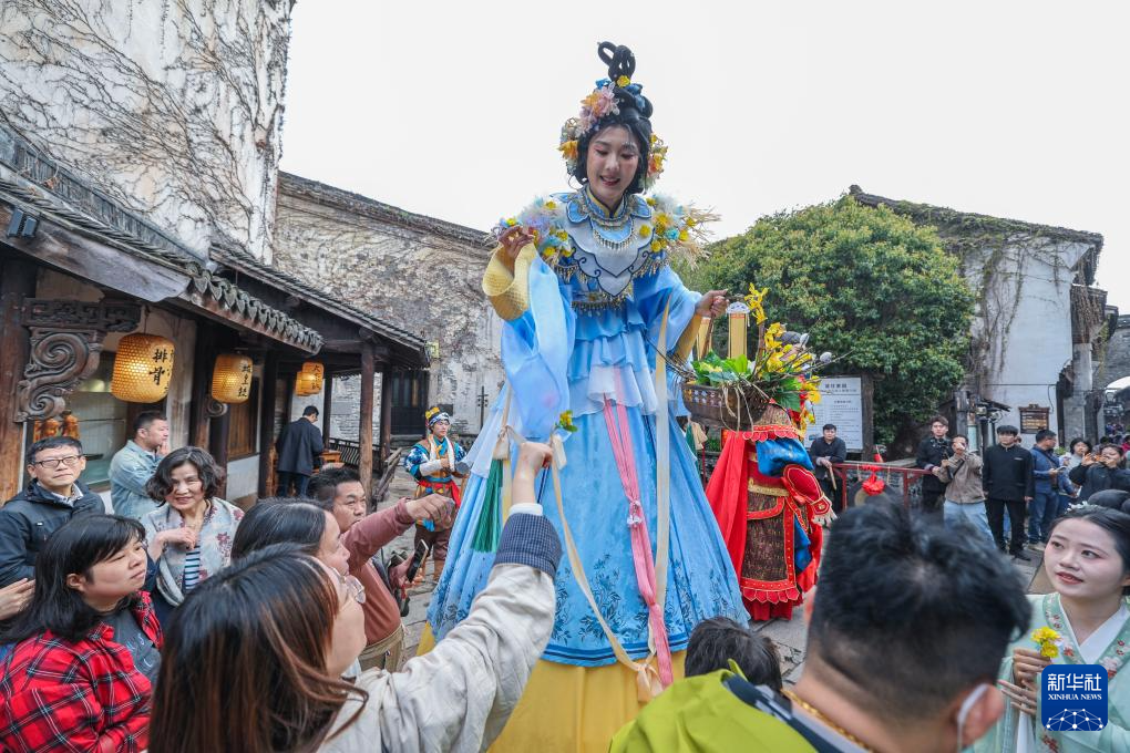 江南古镇开启春日蚕花盛会