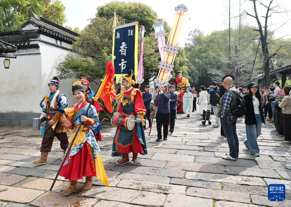 江南古镇开启春日蚕花盛会