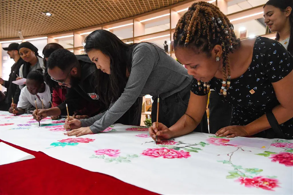 七秩芳华·牡丹迎春——浙师大国际学生绘长卷贺校庆