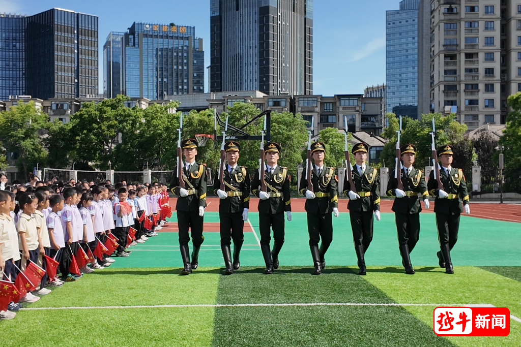 红旗漫卷，少年奋发！绍兴市“国旗在我心中”主题活动在鲁迅小学启动