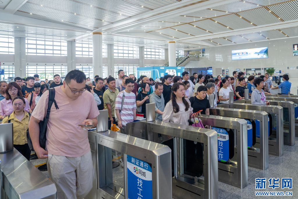 我国首条民营控股高铁客流破亿