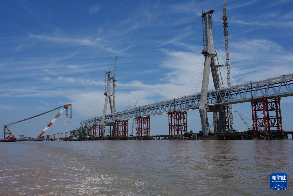 杭州湾跨海铁路大桥南航道桥钢桁梁架设到位