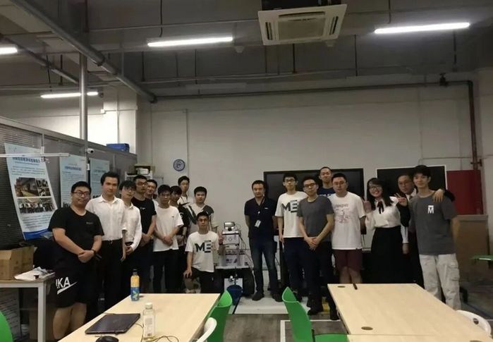 在临安，有一群人在“手搓”机器人！